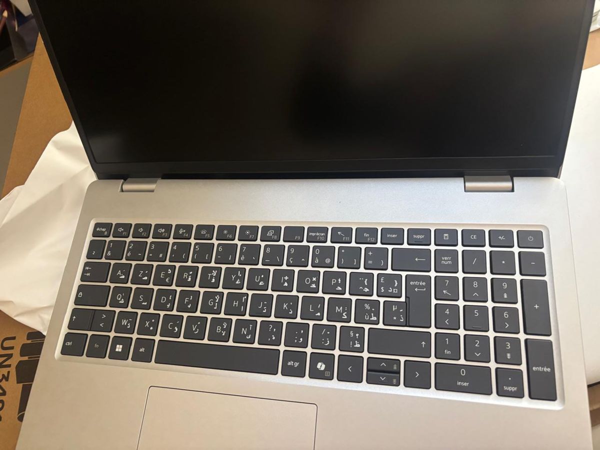 Clavier d'ordinateur portable Dell AZERTY avec les lettres arabes ajoutées sur chaque touche