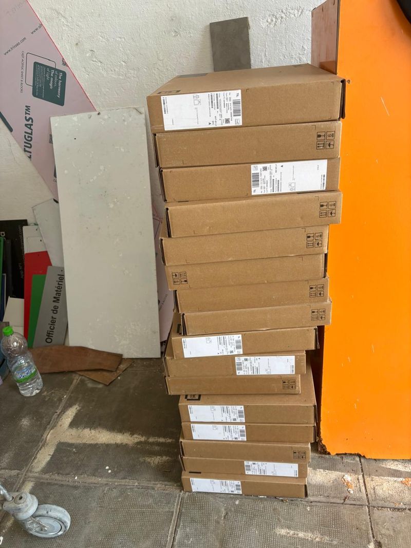 Pile de cartons d'ordinateurs portables Dell en attente d'arabisation à l'atelier